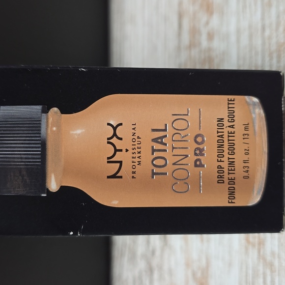 NYX Total Control Pro Foundation - Golden - Picture 2 of 7